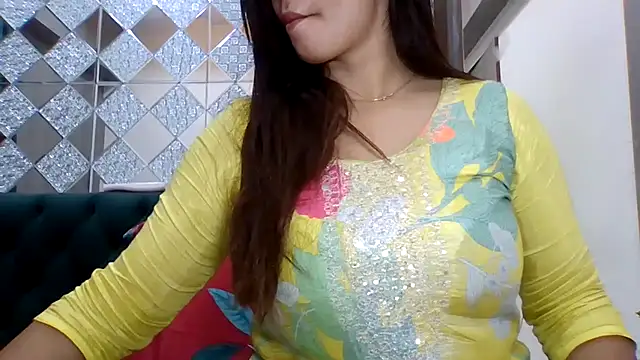 Snapshot of sparkling_queen chatting on November 5, 2025, 1:55 pm sparkling queen online show from November 5, 2025, 1:55 pm