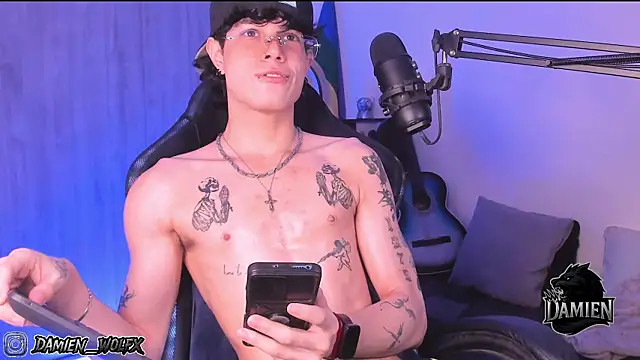 Snapshot of cinnamon_boyxxx chatting on September 21, 2025, 2:35 am cinnamon boyxxx online show from September 21, 2025, 2:35 am