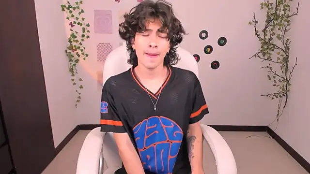 Snapshot of Angelo_duarte chatting on September 24, 2025, 6:00 pm Angelo duarte online show from September 24, 2025, 6:00 pm