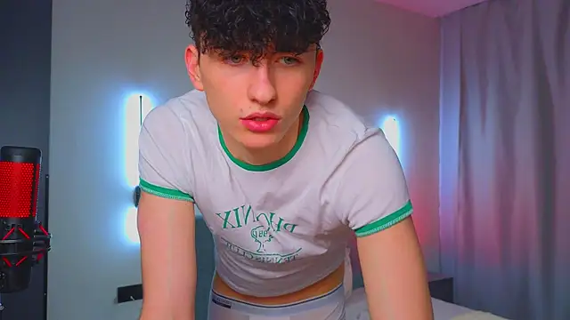 Snapshot of AmondCor chatting on October 7, 2025, 1:47 am AmondCor online show from October 7, 2025, 1:47 am