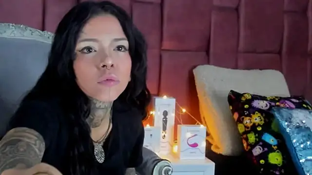 Snapshot of NinaInk chatting on January 31, 2025, 11:56 am NinaInk online show from January 31, 2025, 11:56 am
