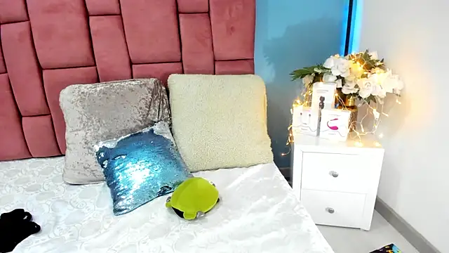 Snapshot of NinaInk chatting on February 11, 2025, 11:43 am NinaInk online show from February 11, 2025, 11:43 am
