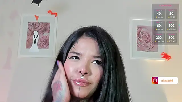 Snapshot of NinaInk chatting on October 21, 2025, 2:07 pm NinaInk online show from October 21, 2025, 2:07 pm
