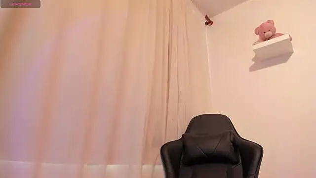 Snapshot of I_am_tori chatting on December 27, 2024, 7:24 pm I am tori online show from December 27, 2024, 7:24 pm