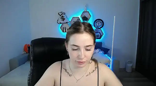 Snapshot of SabrinViolet chatting on March 9, 2025, 9:13 am SabrinViolet online show from March 9, 2025, 9:13 am