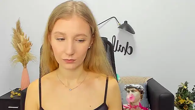 Snapshot of LolaWilsons chatting on January 3, 2025, 12:19 pm LolaWilsons online show from January 3, 2025, 12:19 pm