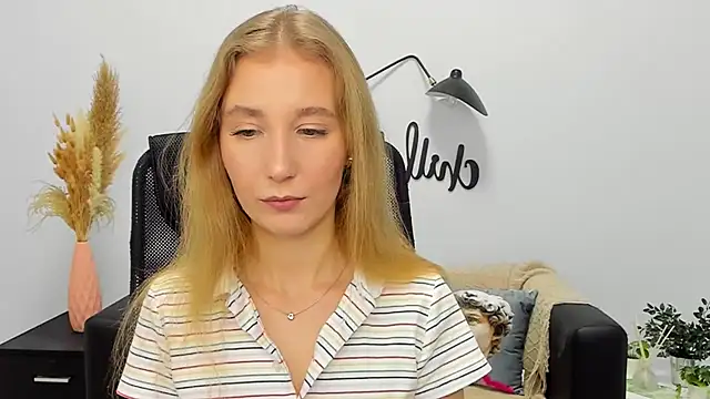 Snapshot of LolaWilsons chatting on January 11, 2025, 2:25 pm LolaWilsons online show from January 11, 2025, 2:25 pm