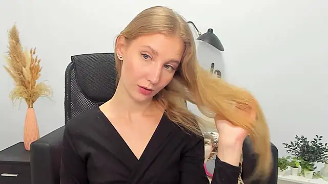 Snapshot of LolaWilsons chatting on February 27, 2025, 12:23 pm LolaWilsons online show from February 27, 2025, 12:23 pm