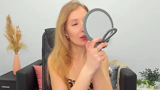 Snapshot of LolaWilsons chatting on March 2, 2025, 2:00 pm LolaWilsons online show from March 2, 2025, 2:00 pm