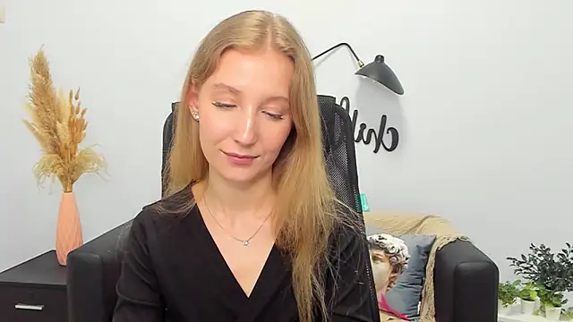 Snapshot of LolaWilsons chatting on March 6, 2025, 3:13 pm LolaWilsons online show from March 6, 2025, 3:13 pm