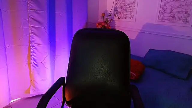 Snapshot of Susana_hank2 chatting on February 22, 2025, 9:15 pm Susana hank2 online show from February 22, 2025, 9:15 pm