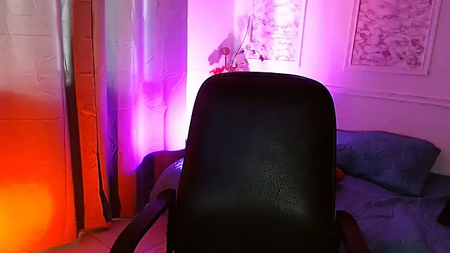 Snapshot of Susana_hank2 chatting on February 24, 2025, 8:14 pm Susana hank2 online show from February 24, 2025, 8:14 pm