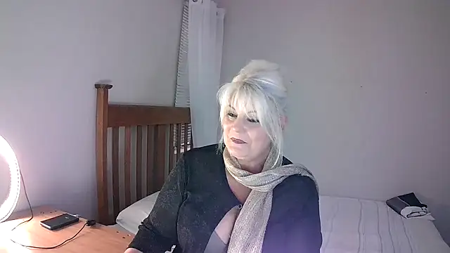 Snapshot of Miahotmilf chatting on February 8, 2025, 6:01 pm Miahotmilf online show from February 8, 2025, 6:01 pm