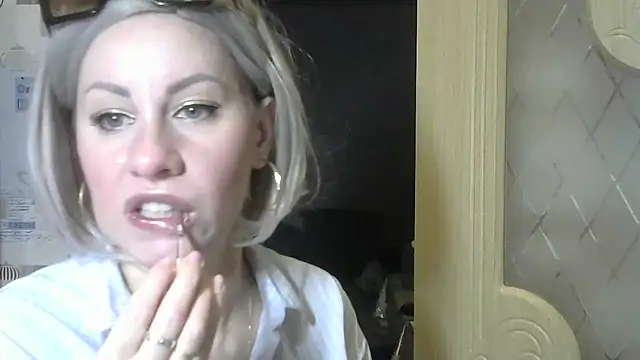 Snapshot of TherestlessKitty chatting on December 3, 2024, 6:04 am TherestlessKitty online show from December 3, 2024, 6:04 am