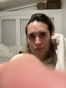 Snapshot of luluphoenix00 chatting on December 15, 2024, 1:35 am luluphoenix00 online show from December 15, 2024, 1:35 am