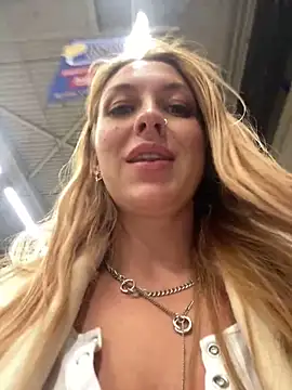 Snapshot of Sweet___Emily chatting on December 4, 2024, 8:51 pm Sweet   Emily online show from December 4, 2024, 8:51 pm