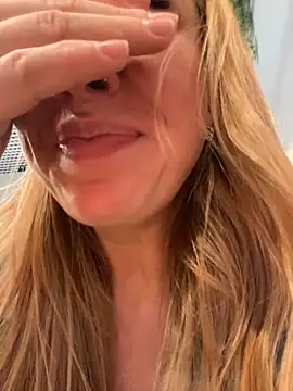 Snapshot of Sweet___Emily chatting on January 19, 2025, 5:18 pm Sweet   Emily online show from January 19, 2025, 5:18 pm