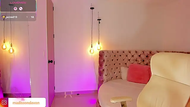 Snapshot of madisson_davon chatting on October 14, 2025, 8:31 pm madisson davon online show from October 14, 2025, 8:31 pm