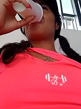 Snapshot of Leslly_ chatting on March 9, 2025, 7:37 pm Leslly online show from March 9, 2025, 7:37 pm