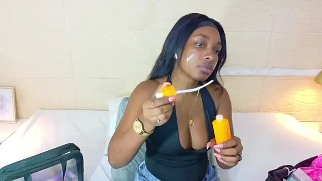 Snapshot of Shamiraa_moore chatting on October 18, 2025, 1:45 pm Shamiraa moore online show from October 18, 2025, 1:45 pm