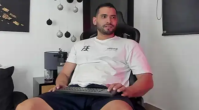 Snapshot of Dereck_vega chatting on December 29, 2024, 8:37 pm Dereck vega online show from December 29, 2024, 8:37 pm