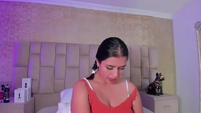 Snapshot of EmmaTorres_ chatting on December 16, 2024, 11:18 pm EmmaTorres  online show from December 16, 2024, 11:18 pm