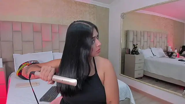 Snapshot of EmmaTorres_ chatting on March 19, 2025, 8:43 pm EmmaTorres  online show from March 19, 2025, 8:43 pm
