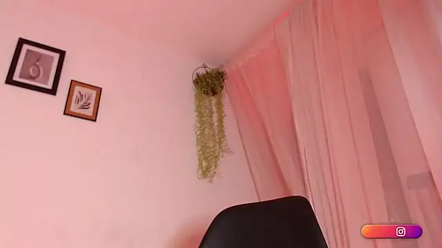 Snapshot of MiaKnox chatting on December 27, 2024, 10:59 pm MiaKnox online show from December 27, 2024, 10:59 pm