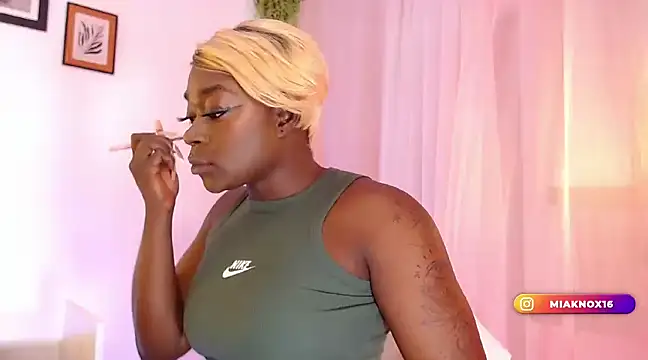 Snapshot of MiaKnox chatting on January 16, 2025, 10:32 am MiaKnox online show from January 16, 2025, 10:32 am