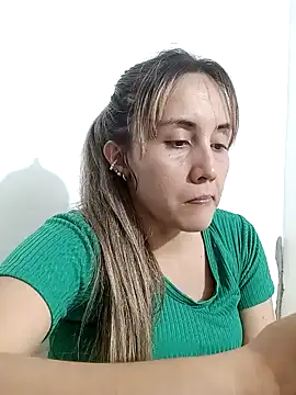 Snapshot of Isabel23zr chatting on January 8, 2025, 12:38 am Isabel23zr online show from January 8, 2025, 12:38 am