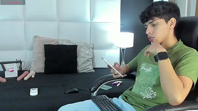 Snapshot of Santy_carrington chatting on December 9, 2024, 8:23 pm Santy carrington online show from December 9, 2024, 8:23 pm