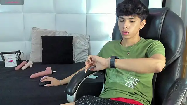 Snapshot of Santy_carrington chatting on December 9, 2024, 11:24 pm Santy carrington online show from December 9, 2024, 11:24 pm