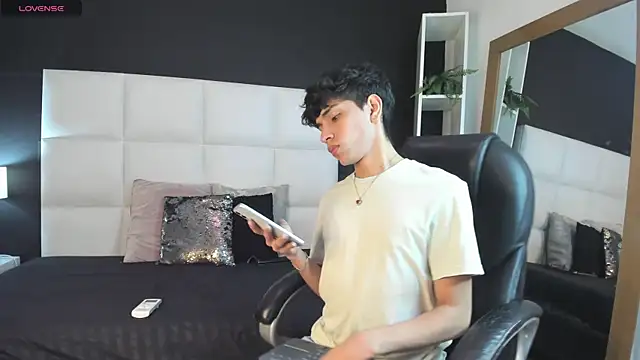 Snapshot of Santy_carrington chatting on December 13, 2024, 9:52 pm Santy carrington online show from December 13, 2024, 9:52 pm