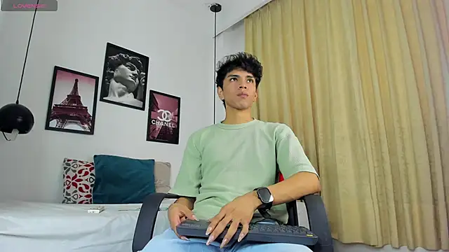 Snapshot of Santy_carrington chatting on December 21, 2024, 8:10 pm Santy carrington online show from December 21, 2024, 8:10 pm