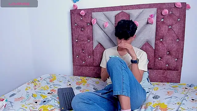 Snapshot of Santy_carrington chatting on March 12, 2025, 12:53 am Santy carrington online show from March 12, 2025, 12:53 am