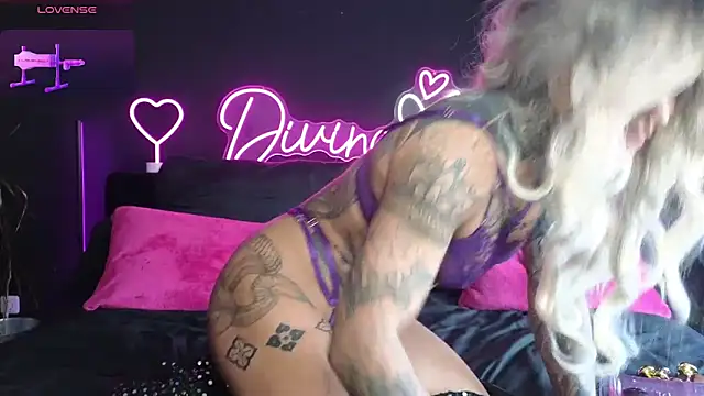 Snapshot of Divina_X_ chatting on March 6, 2025, 7:57 am Divina X online show from March 6, 2025, 7:57 am