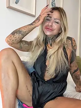 Snapshot of Divina_X_ chatting on October 31, 2025, 3:51 am Divina X online show from October 31, 2025, 3:51 am