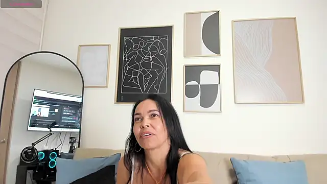 Snapshot of Evawalker_ chatting on January 18, 2025, 4:04 am Evawalker online show from January 18, 2025, 4:04 am