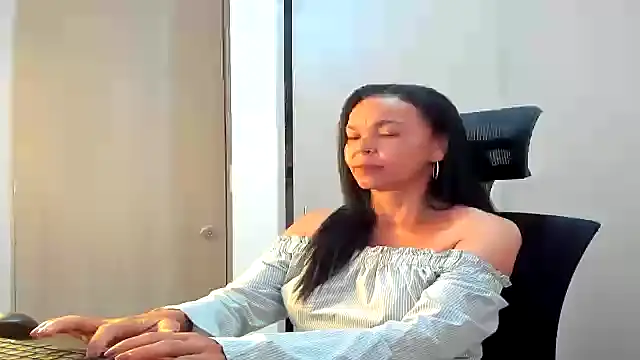 Snapshot of Evawalker_ chatting on September 30, 2025, 3:33 am Evawalker online show from September 30, 2025, 3:33 am