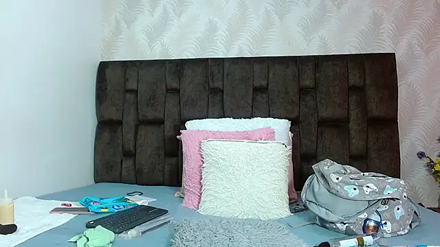 JuanitaDelMar online show from October 18, 2025, 1:01 pm