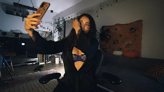 Snapshot of Leona_Mell chatting on October 28, 2025, 6:32 pm Leona Mell online show from October 28, 2025, 6:32 pm