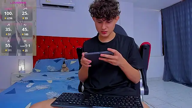 Snapshot of Nathan_Bluee chatting on December 18, 2024, 3:44 pm Nathan Bluee online show from December 18, 2024, 3:44 pm