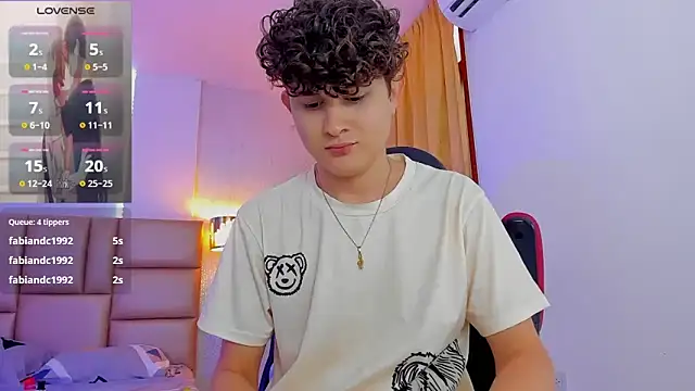 Snapshot of Nathan_Bluee chatting on February 5, 2025, 6:15 pm Nathan Bluee online show from February 5, 2025, 6:15 pm