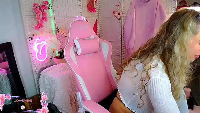 Snapshot of EllieKarrX chatting on December 29, 2024, 9:30 pm EllieKarrX online show from December 29, 2024, 9:30 pm