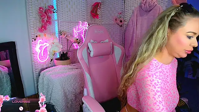 Snapshot of EllieKarrX chatting on January 13, 2025, 10:24 pm EllieKarrX online show from January 13, 2025, 10:24 pm