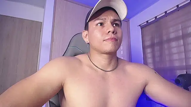 Snapshot of RoyConstance chatting on March 8, 2025, 10:13 pm RoyConstance online show from March 8, 2025, 10:13 pm