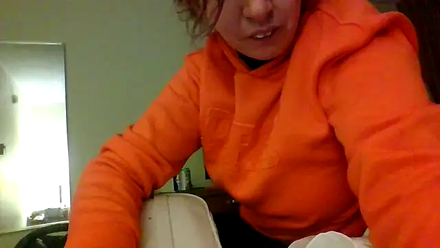 Snapshot of erinSmiles chatting on September 24, 2025, 10:40 am erinSmiles online show from September 24, 2025, 10:40 am