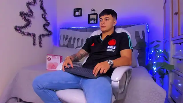 Snapshot of Cristopher_strong chatting on December 20, 2024, 12:49 pm Cristopher strong online show from December 20, 2024, 12:49 pm