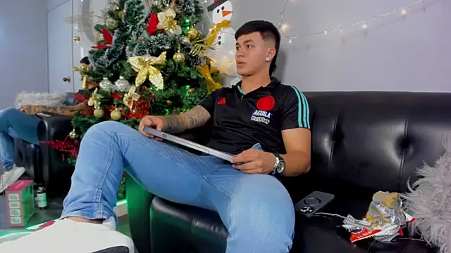 Snapshot of Cristopher_strong chatting on December 20, 2024, 3:53 pm Cristopher strong online show from December 20, 2024, 3:53 pm