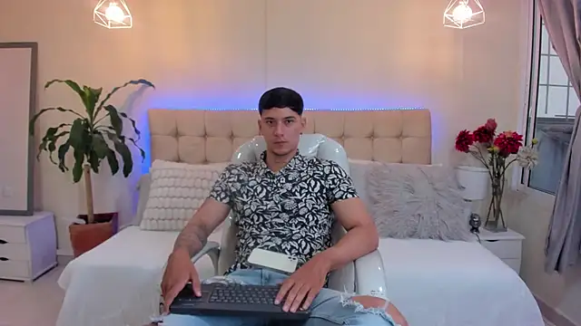 Snapshot of Cristopher_strong chatting on January 13, 2025, 12:35 pm Cristopher strong online show from January 13, 2025, 12:35 pm